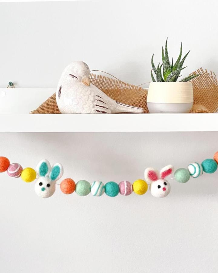 Bright pastel felt bunny and ball garland from @akuku_felt. Playful and colorful easter garland ideas.