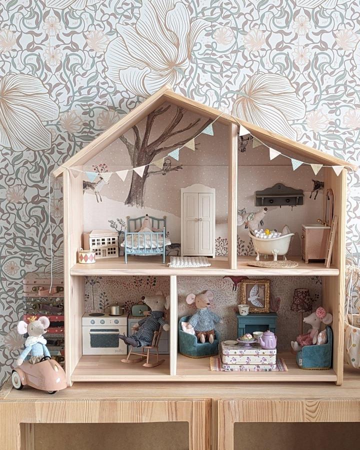 soft natural wood Ikea Flisat dollhouse from @skattich.nl. Cozy tiny rooms with wallpaper, bunting, and miniature furniture ikea flisat dollhouse hacks & ideas