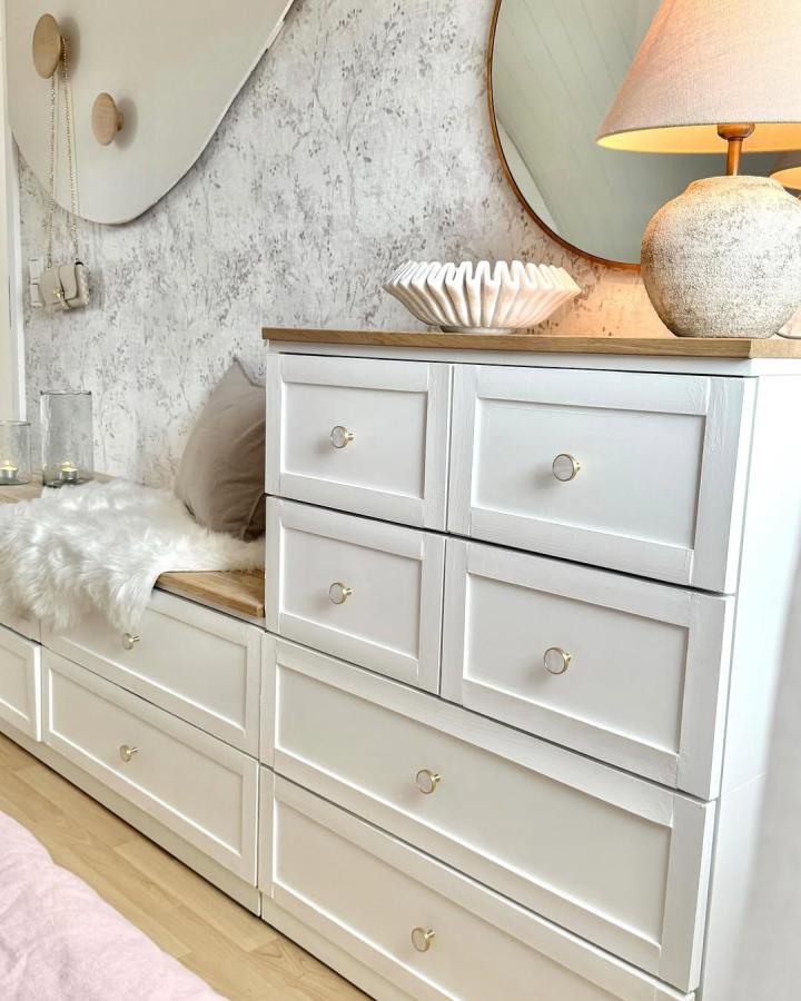 soft white wooden Nordli storage with faux fur bench and gold knobs from @wohnverzaubert in peaceful stylish corner nook ikea nordli hacks & ideas