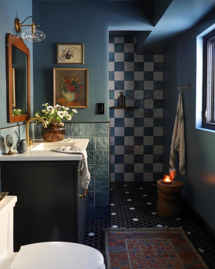 Blue and cream checkboard tile shower with navy walls and gold fixtures in a cozy bathroom from @ispydiy. Artistic and warm blue bathroom decor ideas.