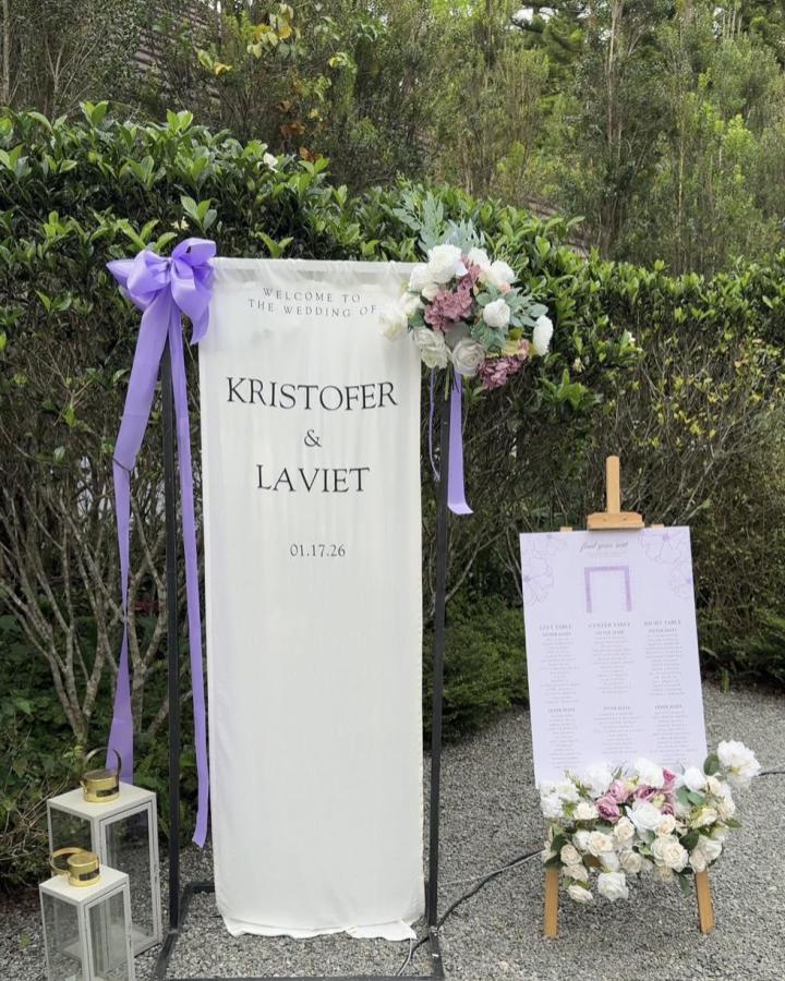 White fabric banner with black text and pastel floral accents from Soidemer Catring + Events. Elegant and welcoming diy wedding welcome sign ideas.