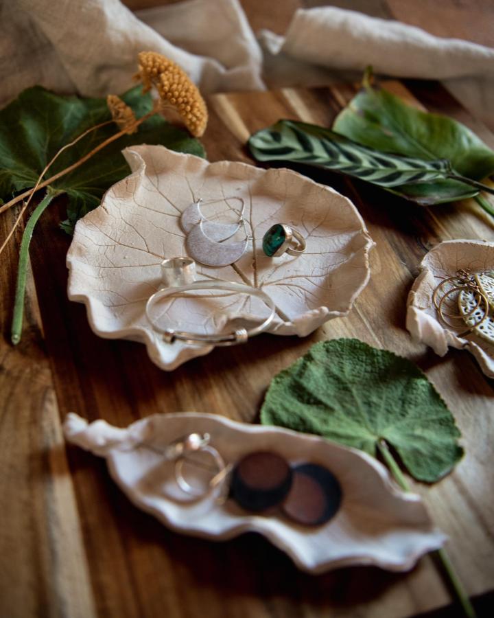 Green leaf imprint air-dry clay jewelry dish from sproutingwildones. Handmade mindful crafts for beginners with natural textures.