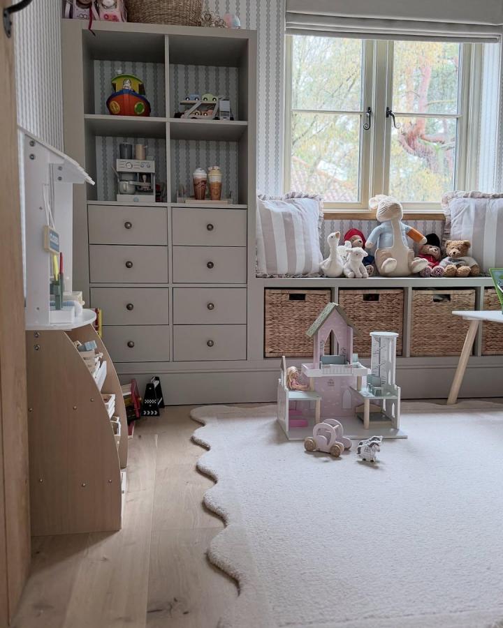 Soft white scalloped rug and natural wicker storage in a bright nursery by @themaisonmum circus nursery ideas cozy and inviting.