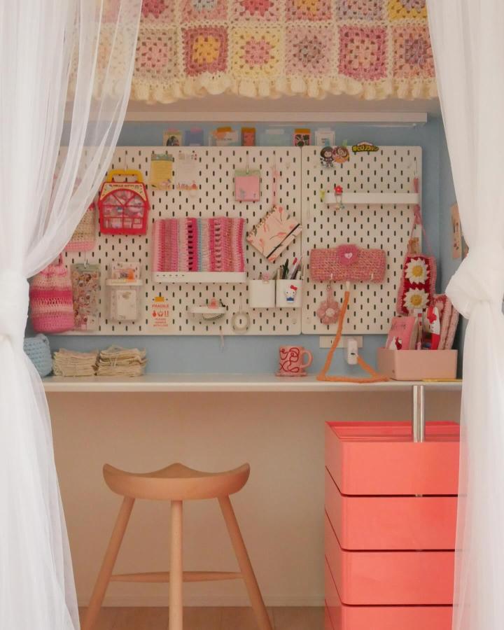 Coral pink drawer unit and white ikea skadis craft room ideas pegboard with cozy knit accessories from @__flgj__. Neat and colorful craft workspace.