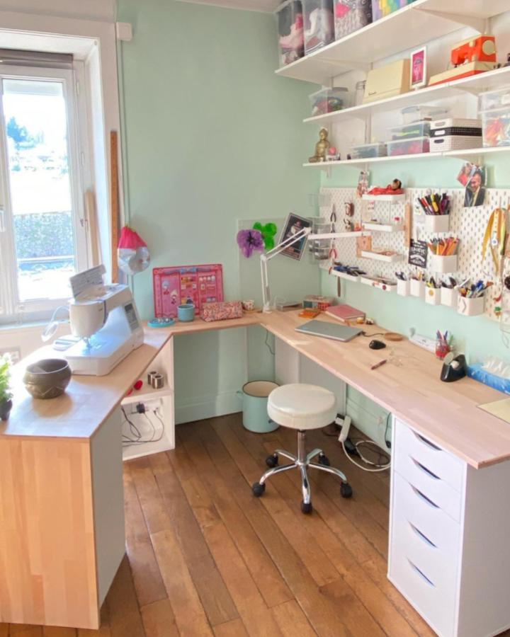 Light wood and white Ikea Skadis craft room ideas with bright green walls and organized pegboard from @lili_cahouete_et_ses_pistaches. Neat and inviting creative space.