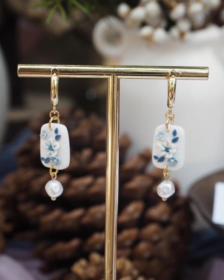 White rectangular polymer clay earrings with delicate blue floral details and pearl drops by macaronclay_co, elegant handmade jewelry.