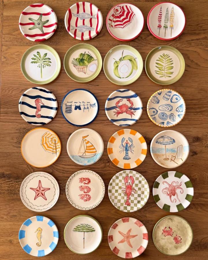 Handpainted ceramic plates with beach-themed designs and stripes for summer crafts for adults by @casameliha. Bright coastal colors and seaside motifs.