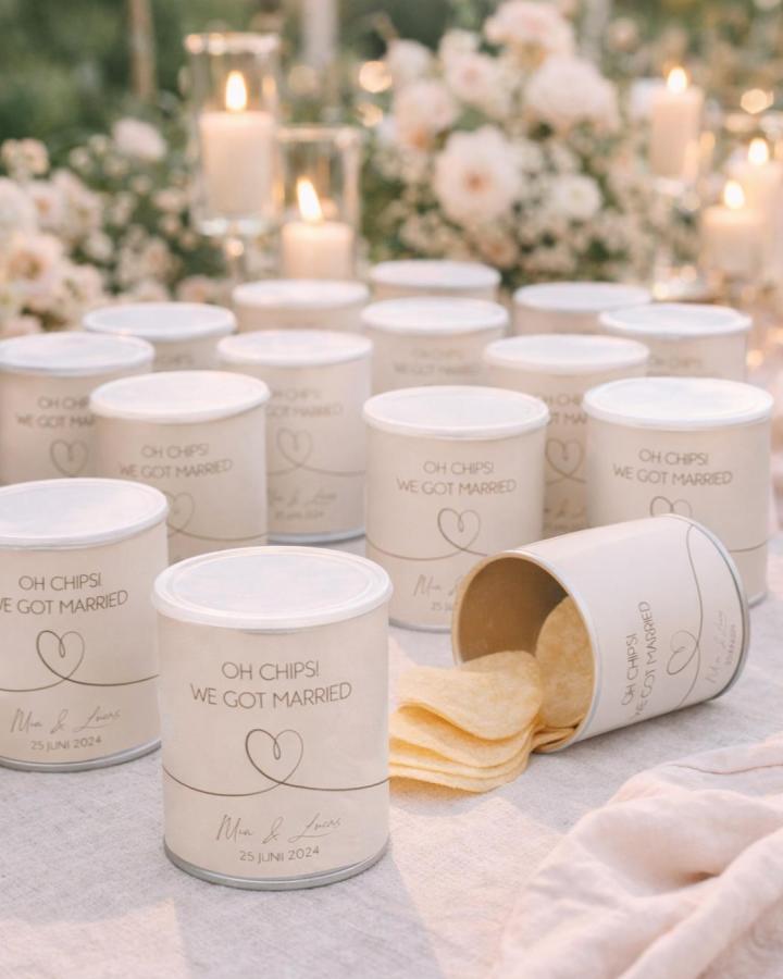 Cream and beige personalized chip cans with wedding favor ideas from @weddingdeco.nl. Simple and elegant snack packaging for guests.