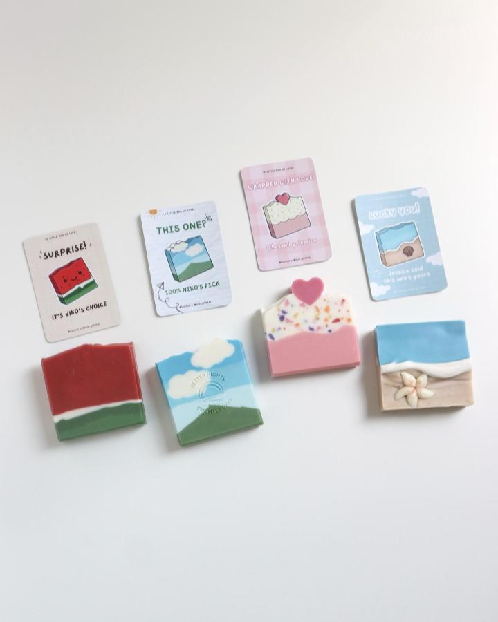 Red blue and pastel handmade soap wedding favor ideas from @bienbidi with playful personalized cards and cute motifs.