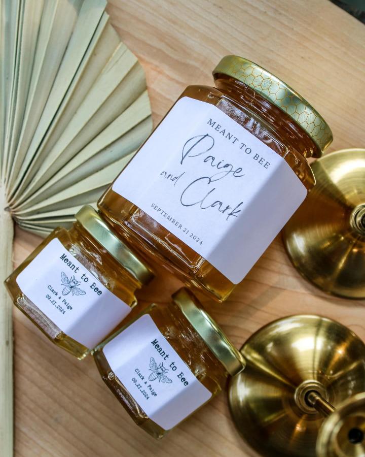 Golden honey jars with custom labels and gold lids by @oatsandhoneyhomestead wedding favor ideas natural rustic style.