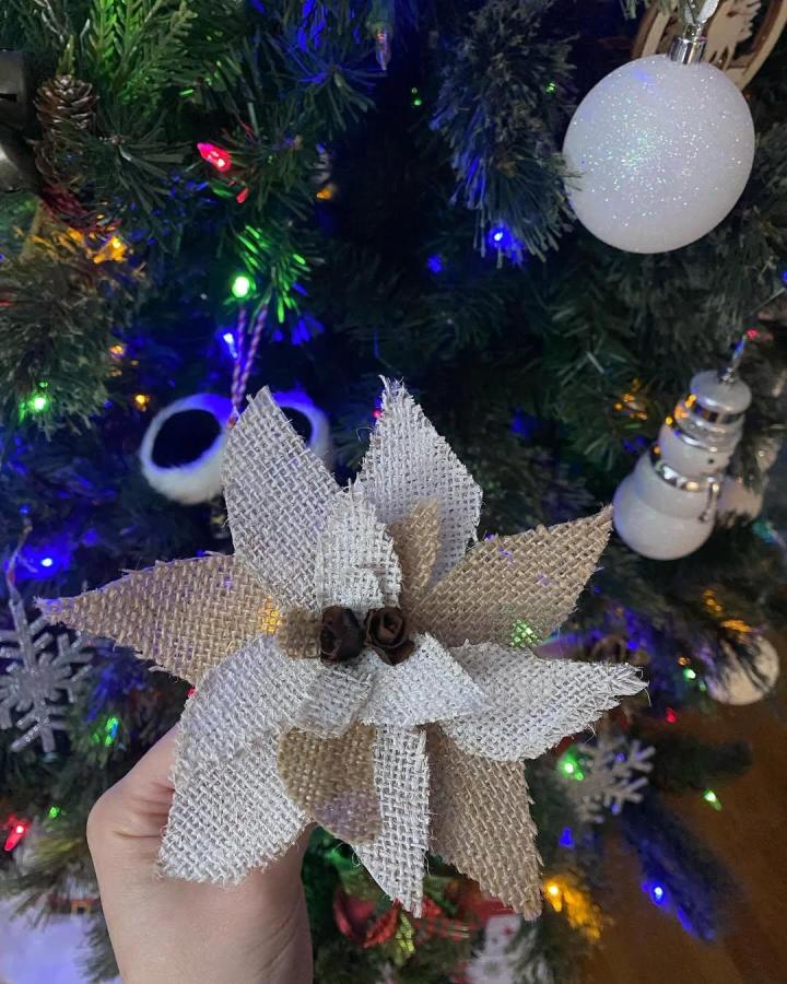 Natural tan and off-white layered burlap flower with pinecone center from @clemmicafts burlap flower ideas for rustic holiday decor