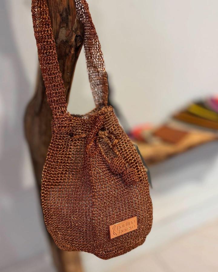Copper toned handmade crochet bucket bag from @paulinaboterodesign. Metal wire weaving with rustic modern style.