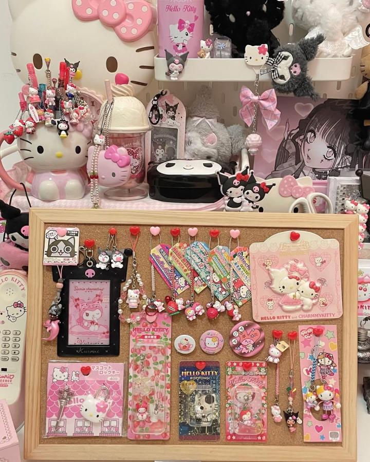 Pink and natural wood cork board display with cute character collectibles and heart-shaped pins in a cozy room by @hhyemill. Playful and organized wall decor.