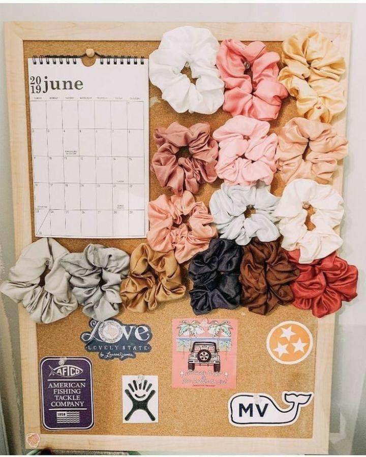 Neutral and pastel scrunchie display on cork board diy ideas by @glossie_babyy with calendar and stickers.