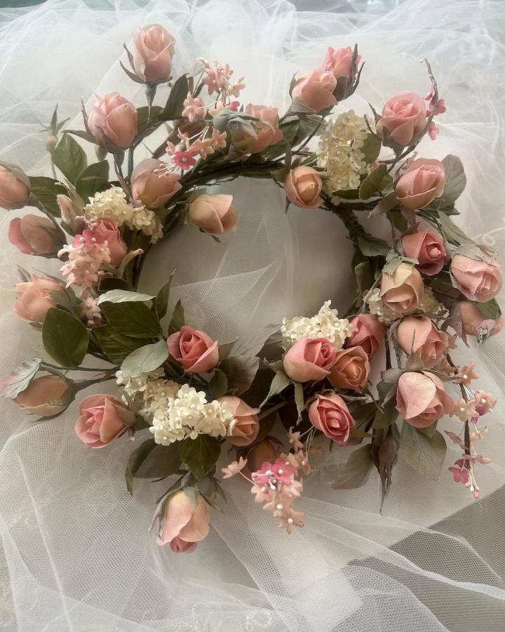 Soft pink and ivory rose wreath with green leaves on delicate tulle by @nunobana_yukie. Romantic and lifelike floral craft.