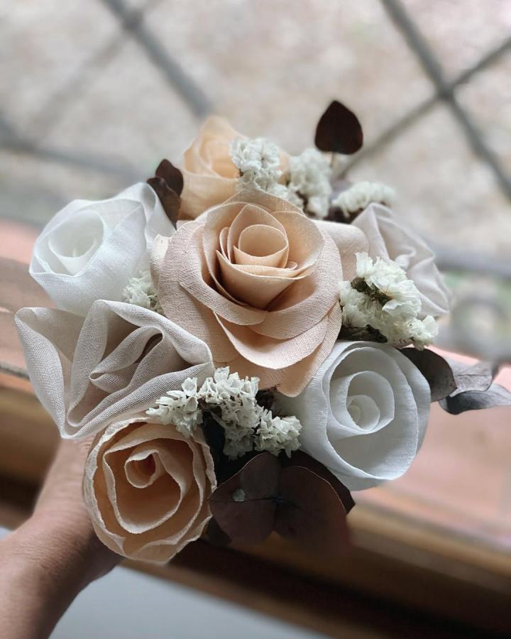 Beige and white handmade textile roses with dried accents from @hulm.floresyaromas. Soft neutral floral arrangement.