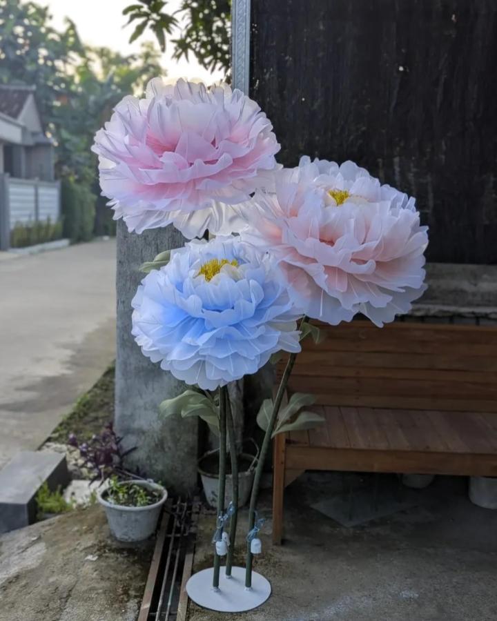 Soft pastel oversized blossoms made of sheer fabric from @omahkembangwede. Detailed layers mimic natural petals beautifully.
