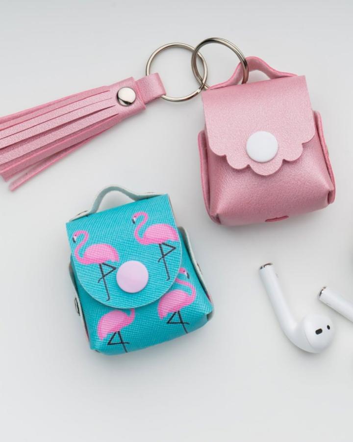 Pink and teal mini carrying cases with tassel keychain from @papermintdecor. Cute and colorful small storage crafts.
