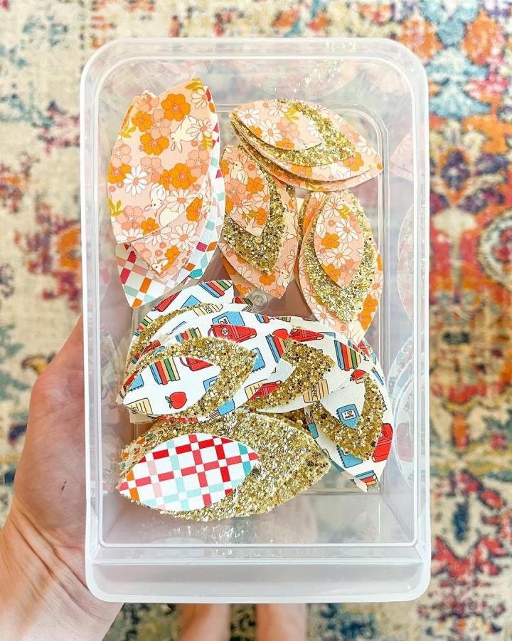 Pink floral and checkered layered faux leather earrings with gold glitter accents by @kaymakesclay. Colorful, textured handmade jewelry.