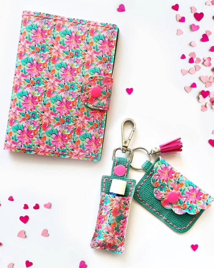 Bright floral patterned organizer and keychain set by @maisiemoodesign with textured mint and pink details handcrafted from synthetic leather alternative.