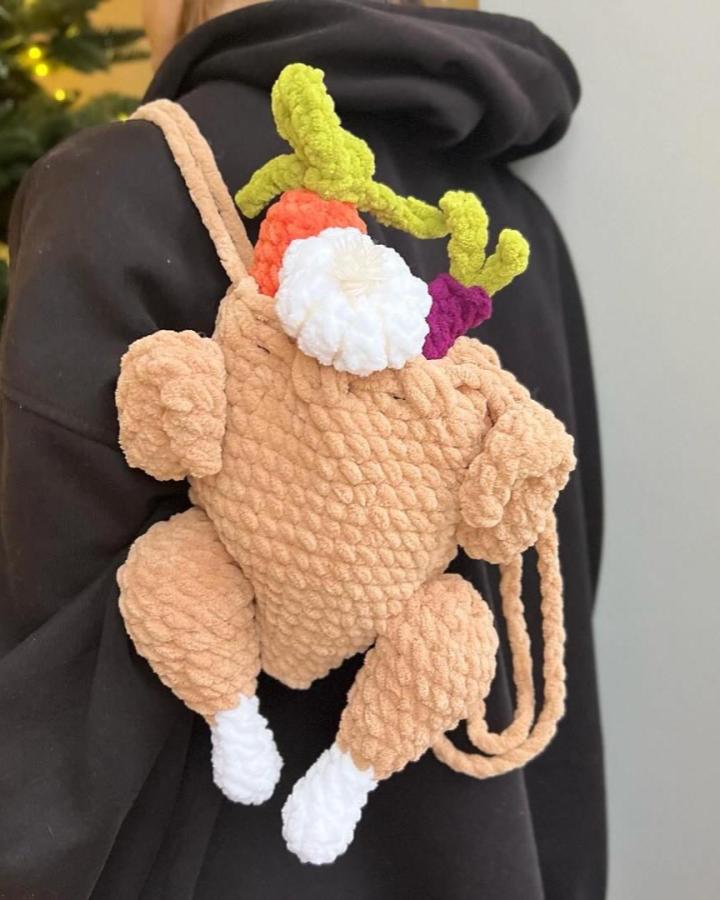 Plush beige and colorful crochet bag shaped like a roast chicken with vegetables by @plushhh_stuff showcasing a bold yarn texture and playful design.