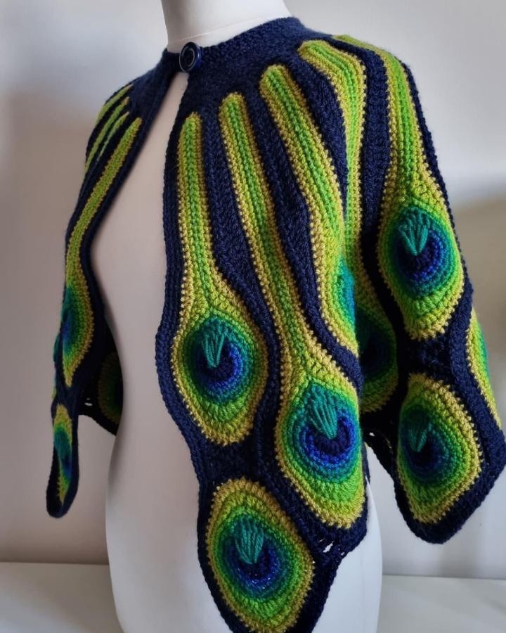Peacock feather inspired navy and green crochet cape from @thecrochetedpeacock funky crochet pattern ideas with textured stitch work.
