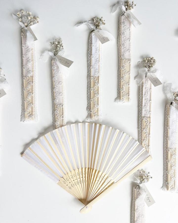 Ivory lace hand fans by @byfeyzagoncal featuring delicate floral accents perfect for lace crafts for adults.