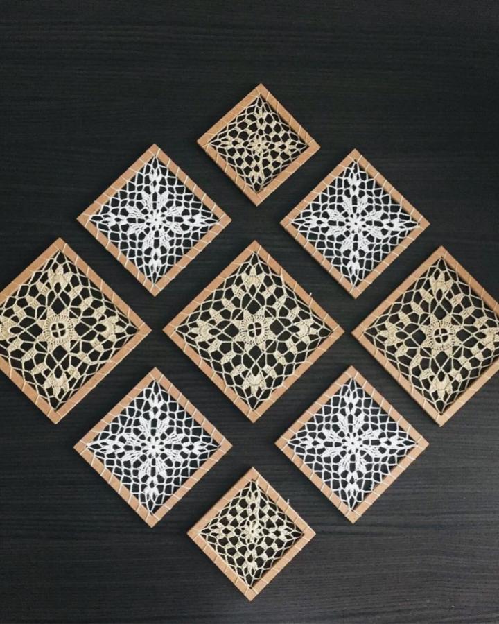 White and cream handcrafted lace wall hanging decor squares on wooden frames from @kadinyapti. Intricate vintage-inspired textile art perfect for wall decoration.