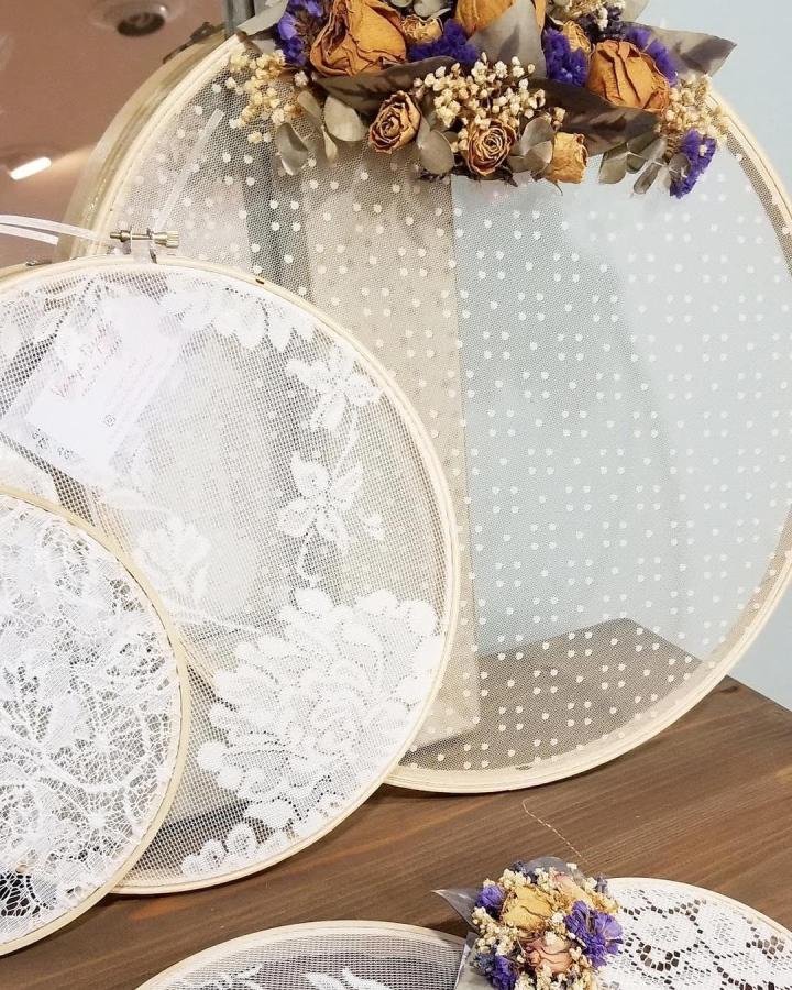 White floral lace and dotted mesh in wooden hoops with dried flowers from @greenbloomdesign. Rustic and elegant handmade wall decor.