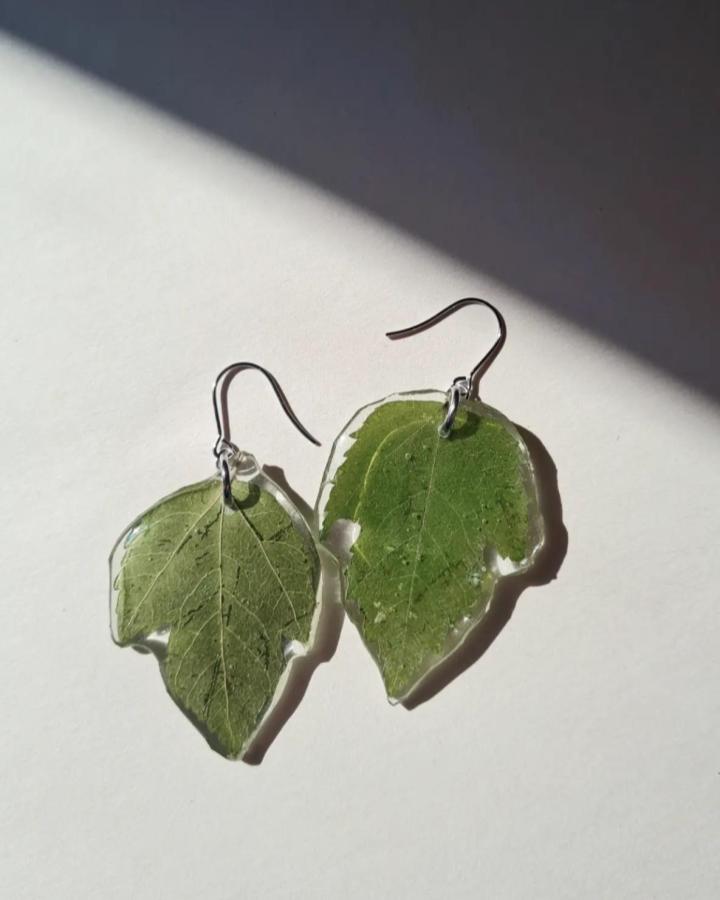 20 Pressed Leaf Crafts For Nature Inspired Keepsakes