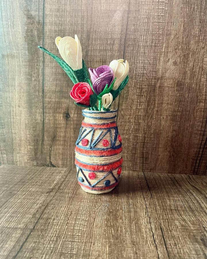 Natural beige coral and navy rope wrapped vase with colorful rope flowers from @artisanat_1920 showing creative rope decor ideas.