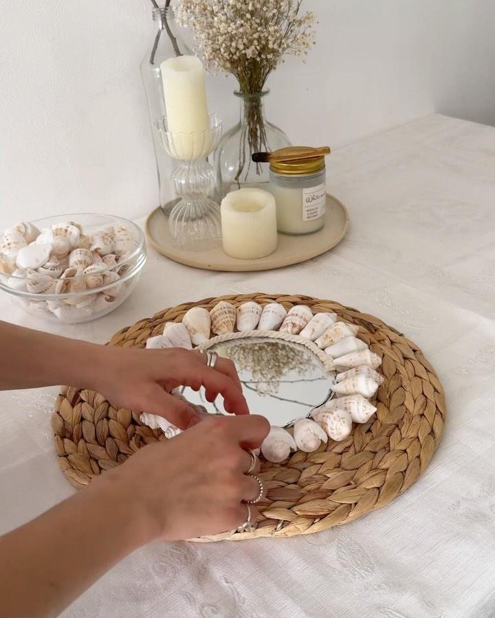 Natural white and beige shell decorated round mirror on woven rattan base by @peri_azizov. Coastal inspired craft project for warm weather decor.