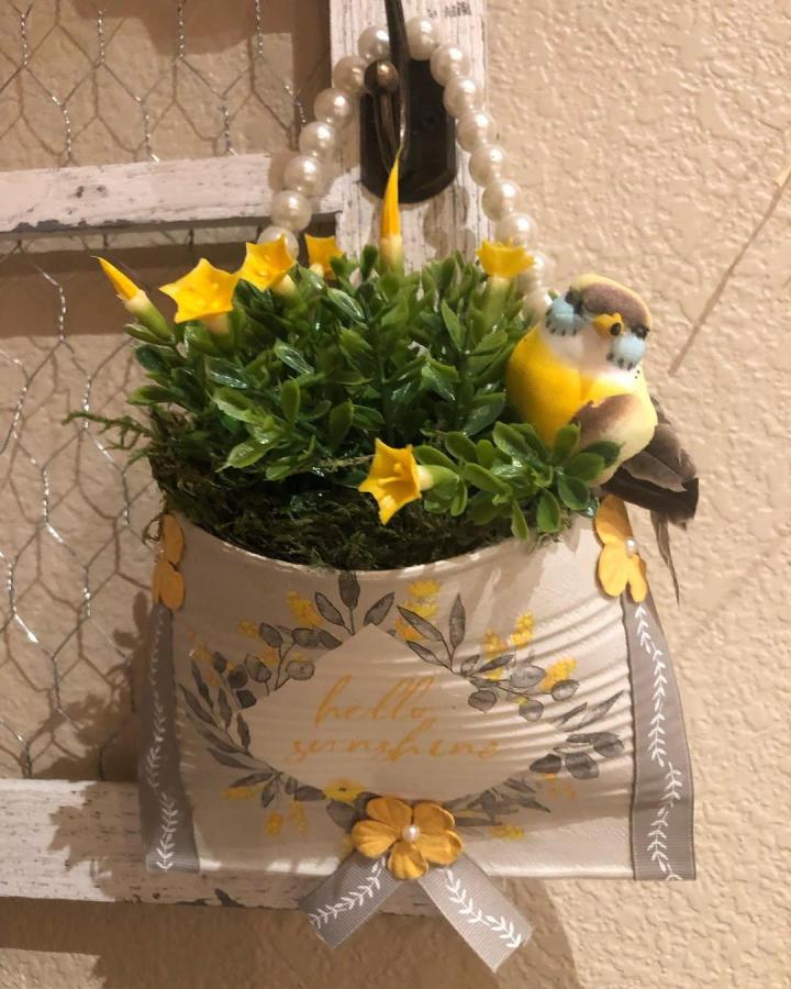 Yellow and green floral tin can wall pocket from @stardustsoul_craftingbymel with painted leaves and pearl handle. Charming rustic decor.