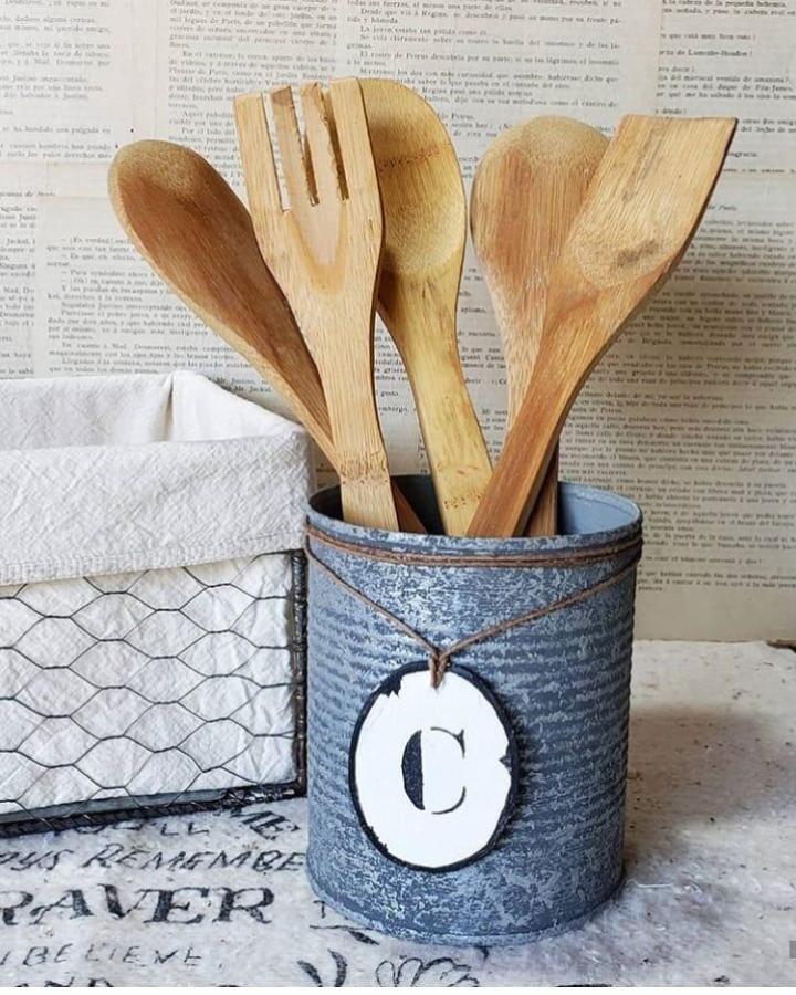Blue distressed tin can holder with wooden utensils from @lugumer. Rustic kitchen tin can crafts with personalized monogram tag.