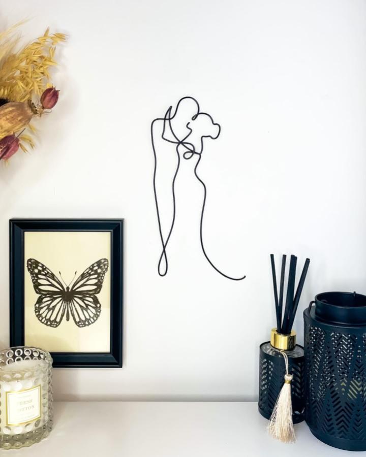 Black minimalist wire sculpture wall art from @briarrosewire. Abstract couple embracing design in wire wall art ideas. Simple elegant line art.