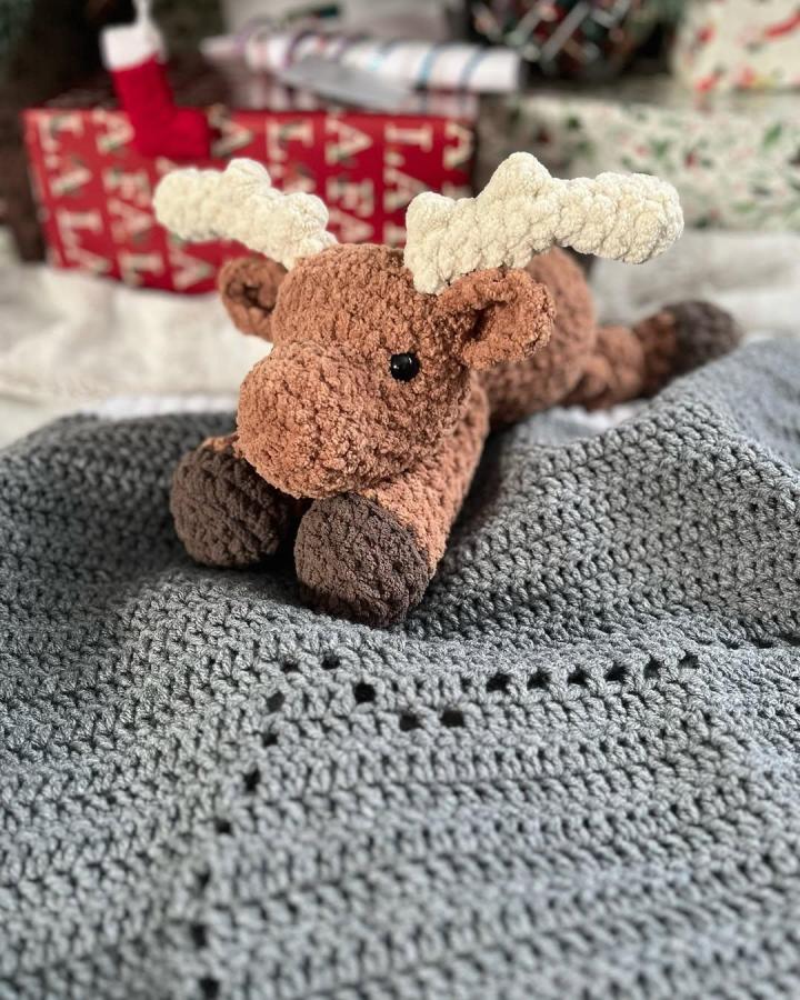 Brown and cream plush moose from @northernstitches showcasing soft yarn in woodland crochet pattern ideas with textured antlers.