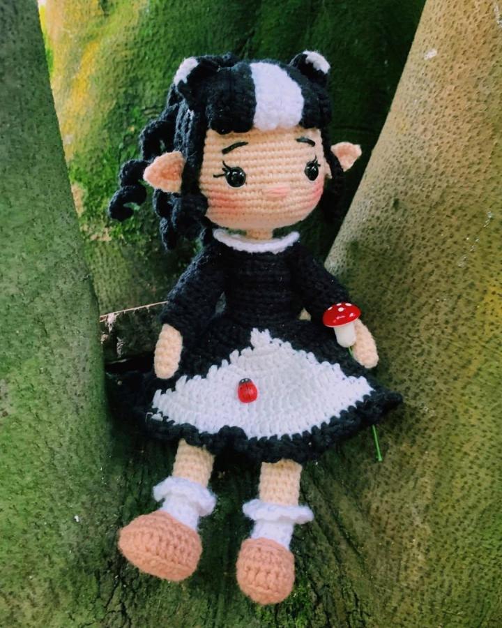 Black and white crochet doll with curly hair and mushroom accessory from @freyfrey_crochet. Soft yarns and woodland charm details.