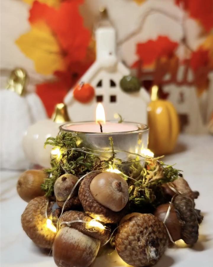 Natural acorn and moss candle holder with fairy lights from @life_art_98 featuring cozy acorn crafts for adults in warm autumn tones.