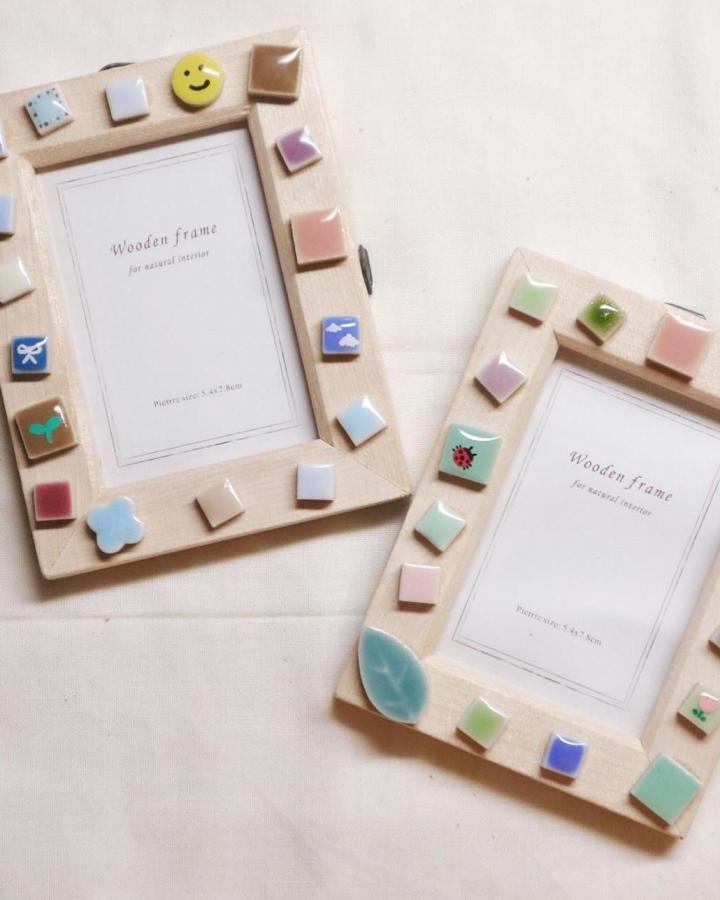 Pastel ceramic tile decorated wooden photo frames from @sk_reekachel with whimsical smiley face and leaf details. Bright, playful craft idea.