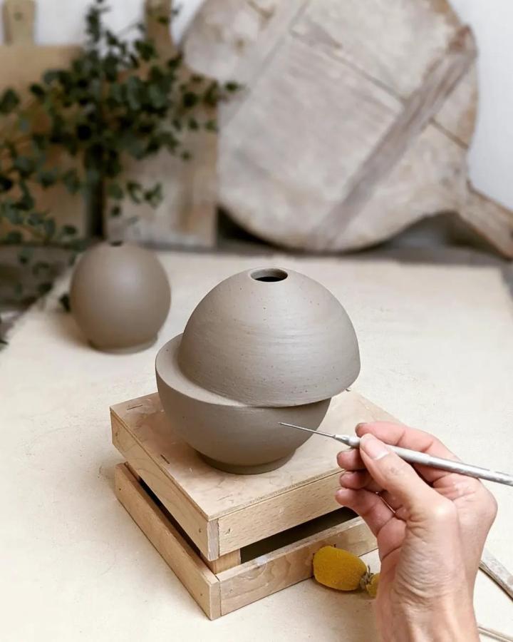 Natural matte brown clay candle holder with stacked half-sphere design by @lamceramicavenezia. Smooth minimalist style and sculptural form.