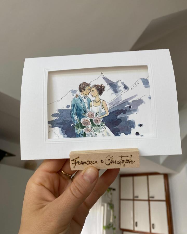 Watercolor portrait wedding card with soft blues and pinks from @fraeuleinlisbert. Unique diy wedding card ideas with romantic couple illustration.
