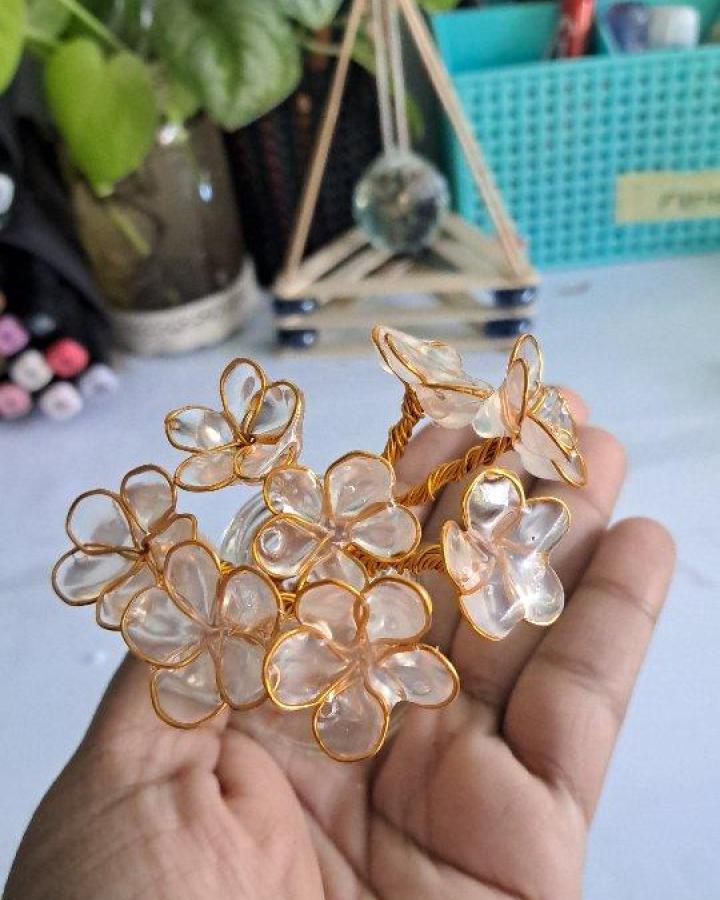Transparent glue gun petals with golden wire flower crafts for adults by @hada_fidhahashim. Shimmering delicate handmade flowers.