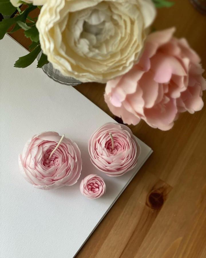 Pink and cream delicate paper ranunculus flowers and blooms by @yucca.atelier showing layered petals close-up for adult flower crafting projects.