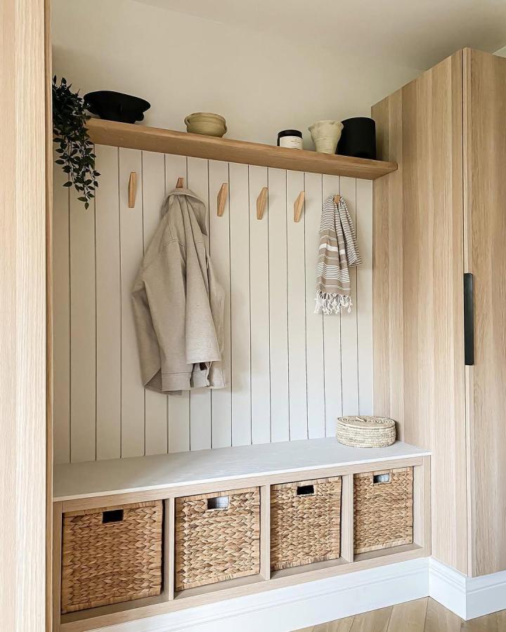 Woven basket storage ikea kallax bench ideas with oak top and neutral tones by @klk.interiors in cozy entryway setting.
