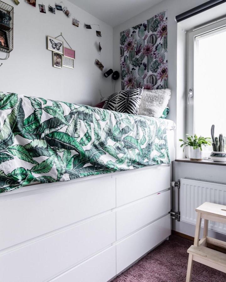 White minimalist ikea malm dresser hacks with underbed storage drawers in cozy bedroom from @sagalindberg.se. Clean, space-saving design with leafy bedding contrast.