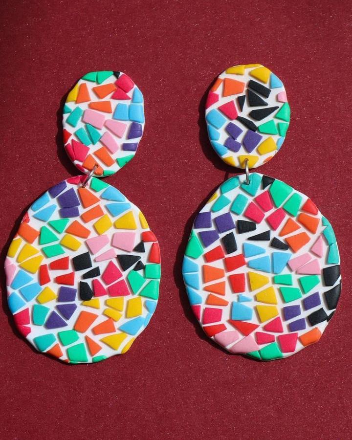 Bright multicolor polymer clay earrings from @venusdechela. Handmade with playful mosaic shards on white base.