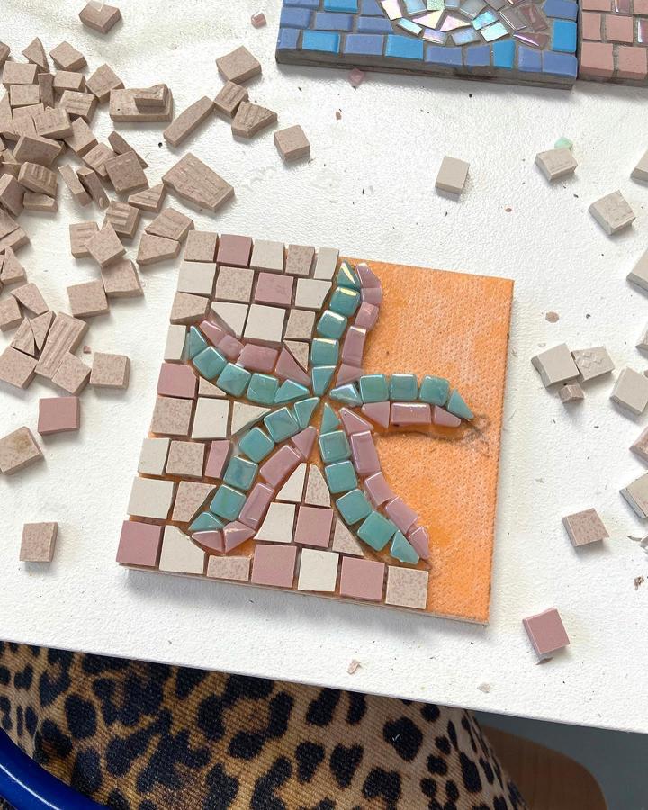 Soft pastel tile craft with starfish motif on orange base from @amyexton. Small squares and glossy textures create subtle beach inspiration.
