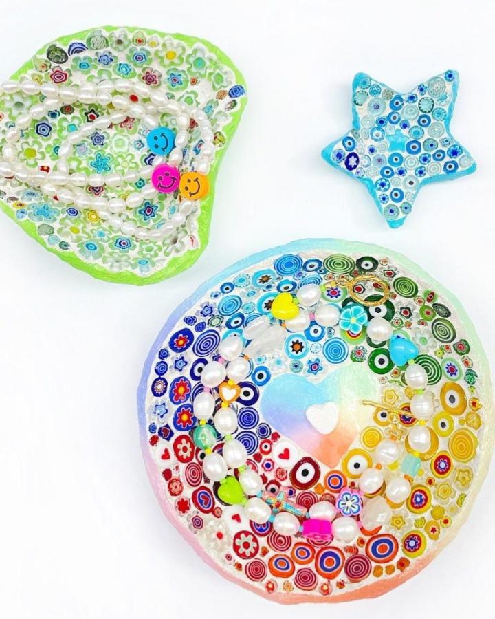 Colorful glass circle mosaic trinket dishes with pearls and beads by @concrete.butterfly. Bright craft décor pieces.