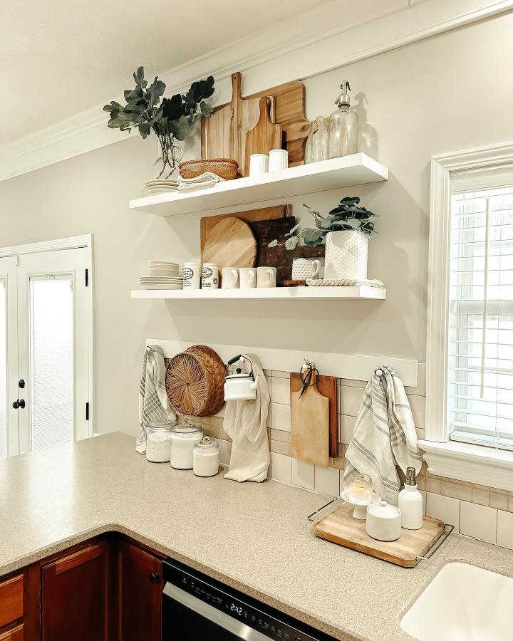 Light neutral floating shelves and wood kitchen accessories by @everythingfarmhousedecor Natural rustic kitchen storage display.