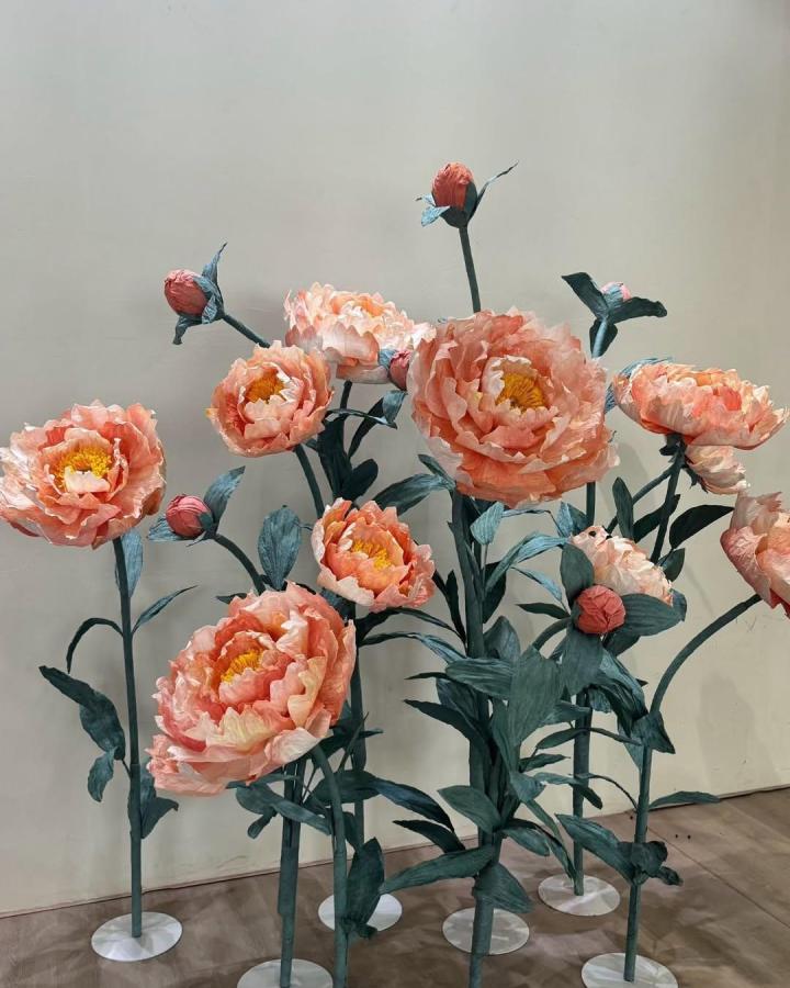 Coral and peach oversized peony paper flowers with green stems from @aurora.flowerart.china paper flower crafts for adults, detailed and elegant.